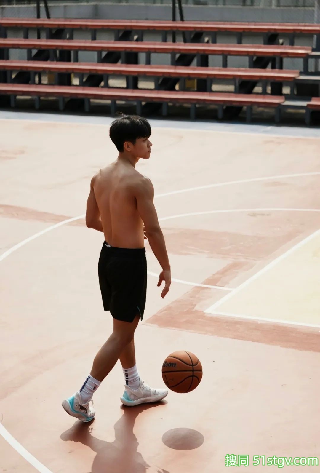 深圳20岁篮球体育生想去帮他搽汗了 - 51虹马