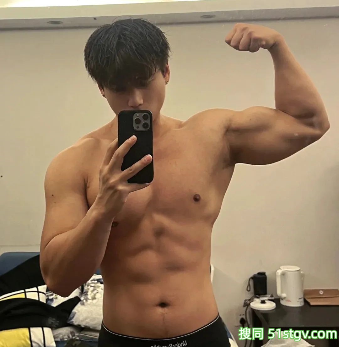 28岁广东健身博主，大胸肌麒麟臂山峰炮公狗腰，钢筋龙骨嘎嘎板正，俯视角度太馋人 - 51虹马