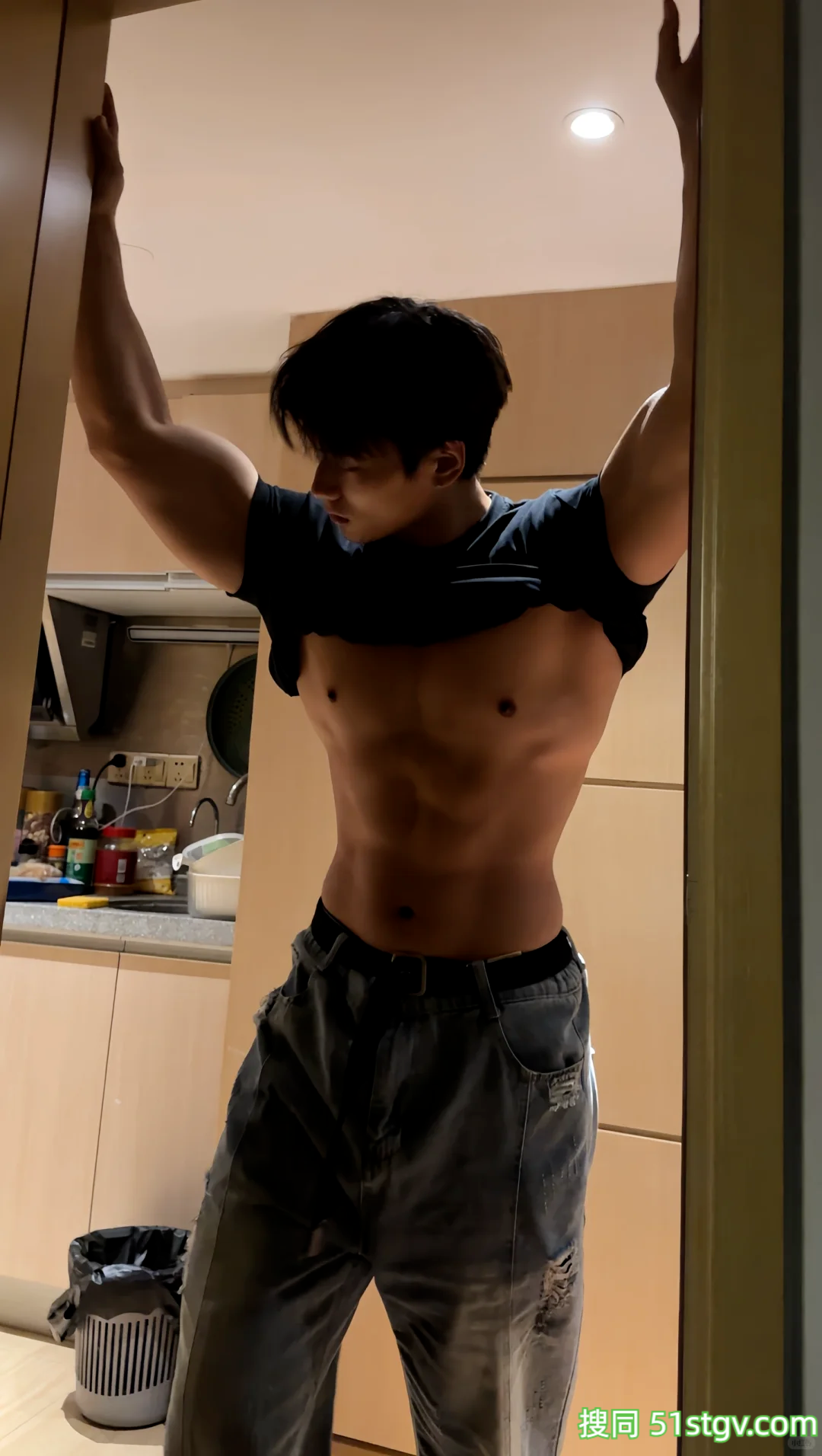 28岁广东健身博主，大胸肌麒麟臂山峰炮公狗腰，钢筋龙骨嘎嘎板正，俯视角度太馋人 - 51虹马