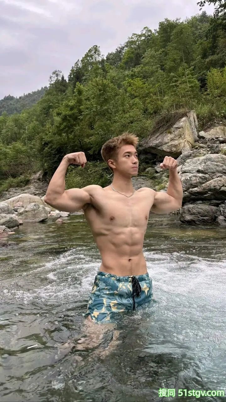 夏日炎炎，来泳池来看帅哥 - 51虹马