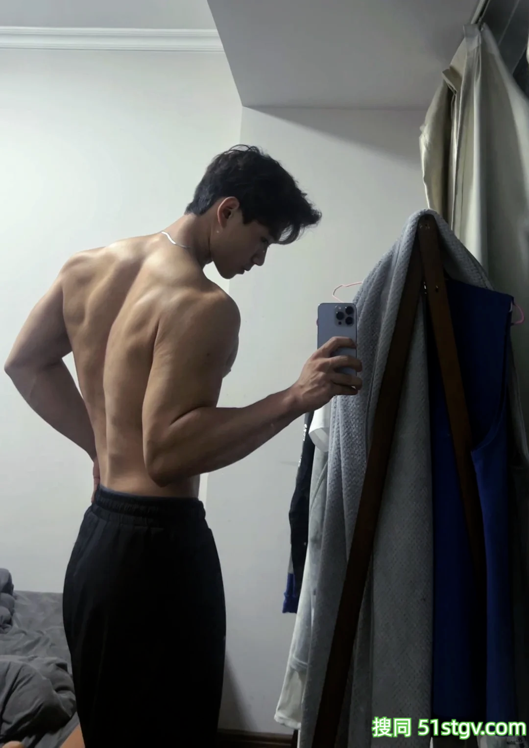 28岁广东健身博主，大胸肌麒麟臂山峰炮公狗腰，钢筋龙骨嘎嘎板正，俯视角度太馋人 - 51虹马