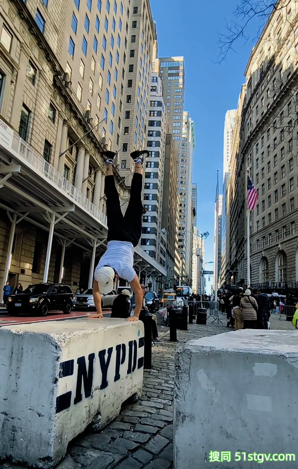 24岁大连攀岩运动员，炸裂巧克力腹肌，这手臂力量到底有多惊人 - 51虹马