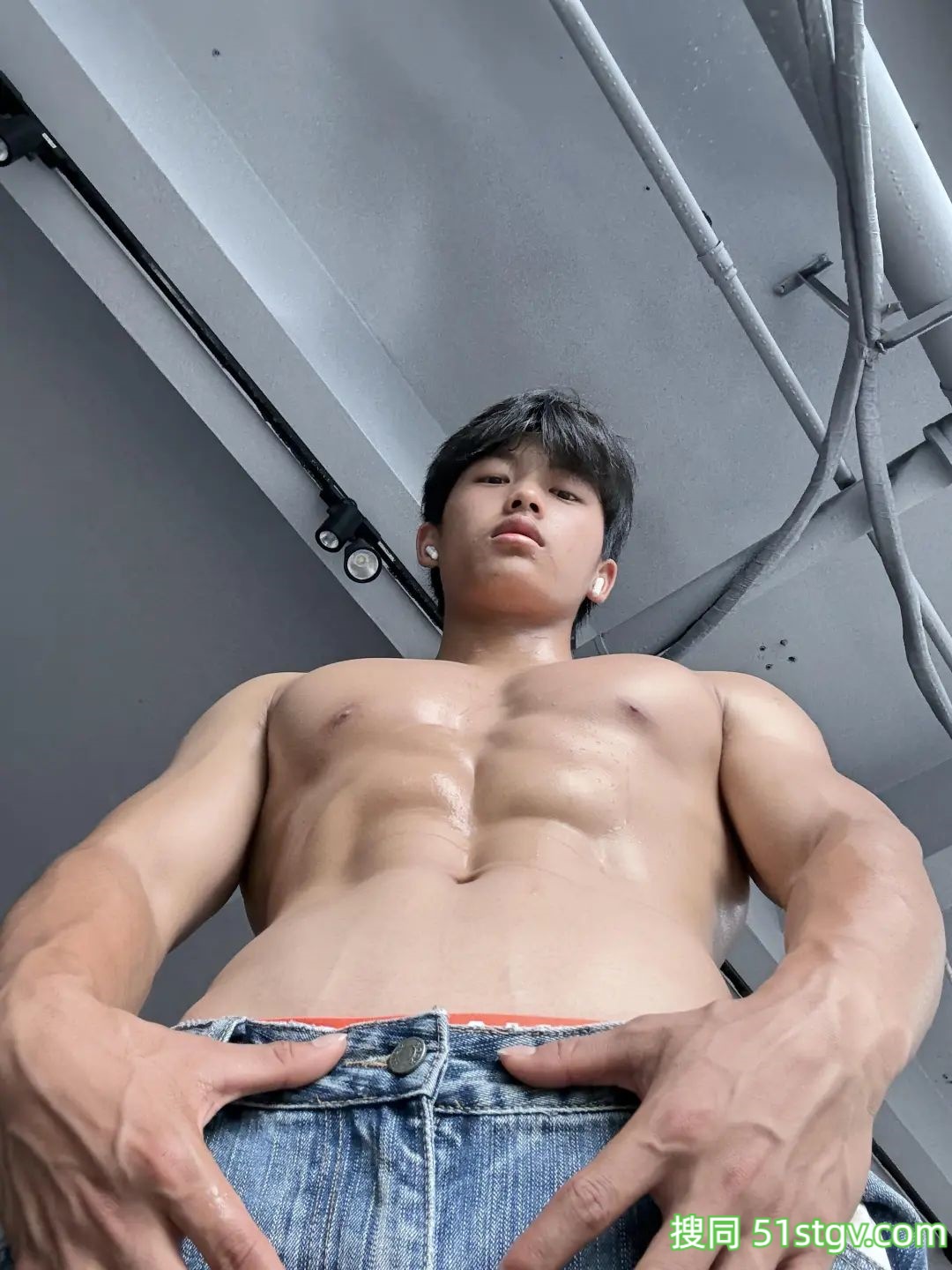 仰视的角度，看腹肌帅哥，不一样的感觉 - 51虹马