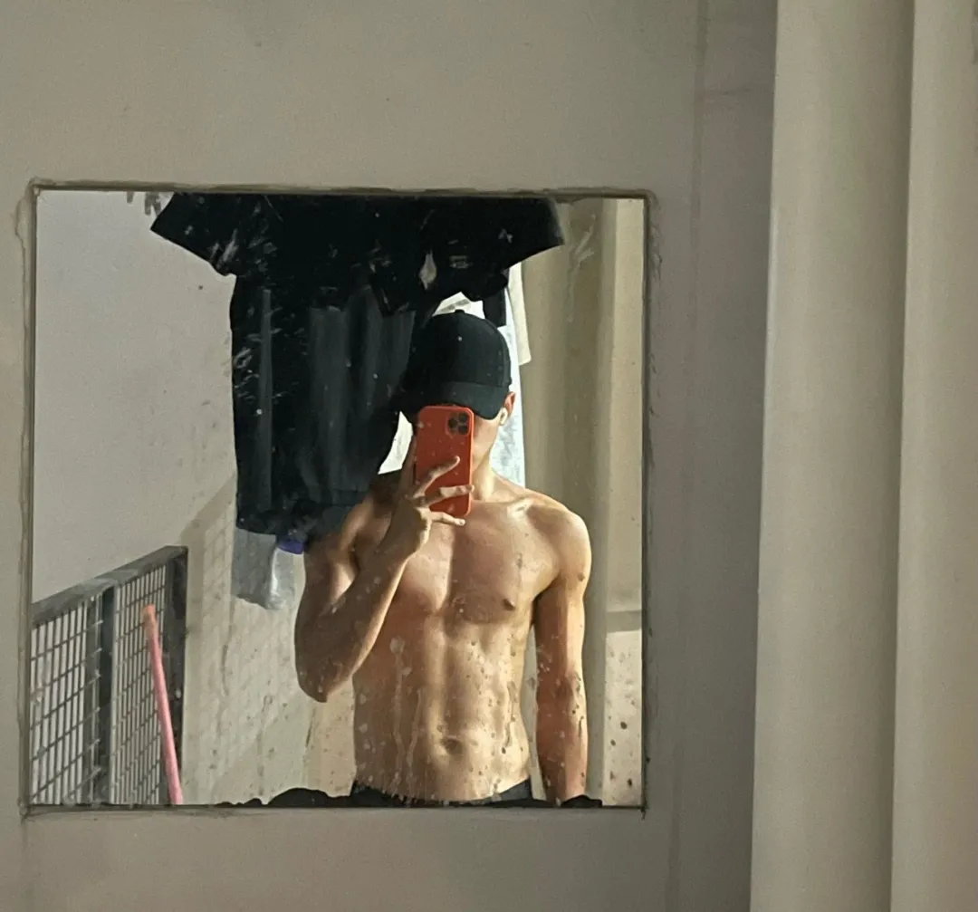 深圳20岁篮球体育生想去帮他搽汗了 - 51虹马