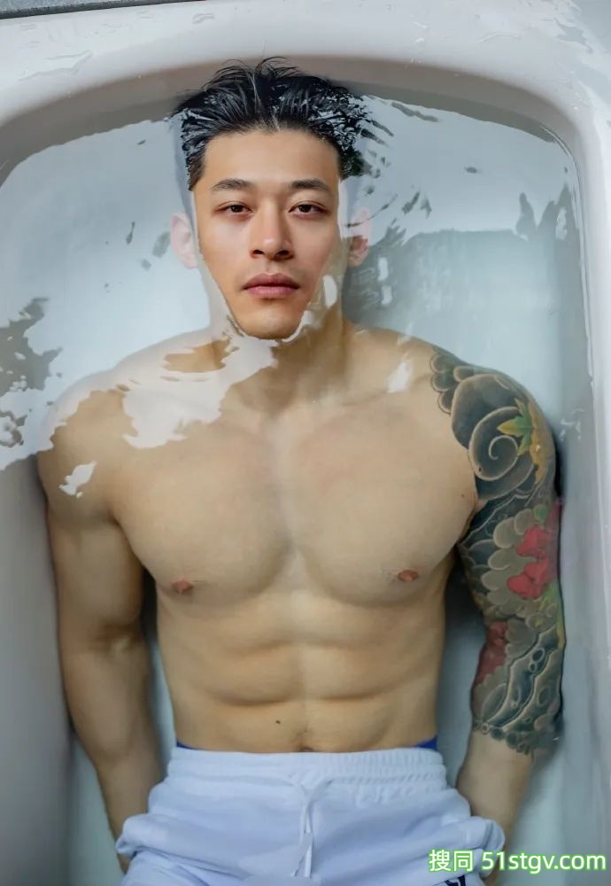 33岁泰州健身教练，粉嫩脸蛋健硕胸肌蜂腰腹肌，这肌肉让直播间弹幕疯狂 - 51虹马