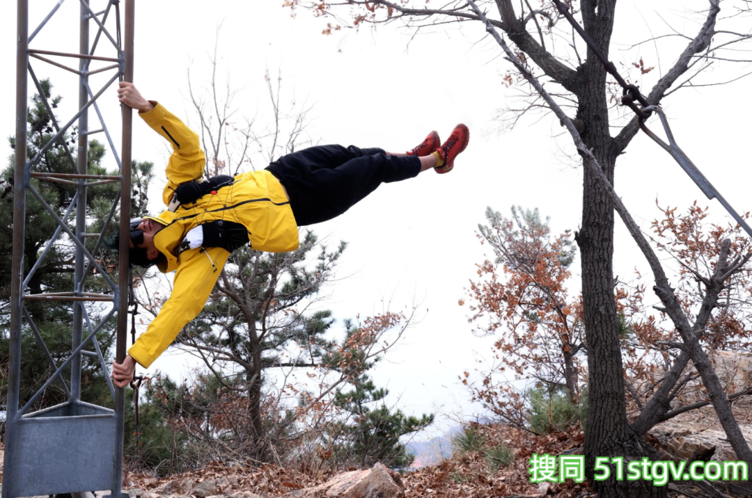 24岁大连攀岩运动员，炸裂巧克力腹肌，这手臂力量到底有多惊人 - 51虹马