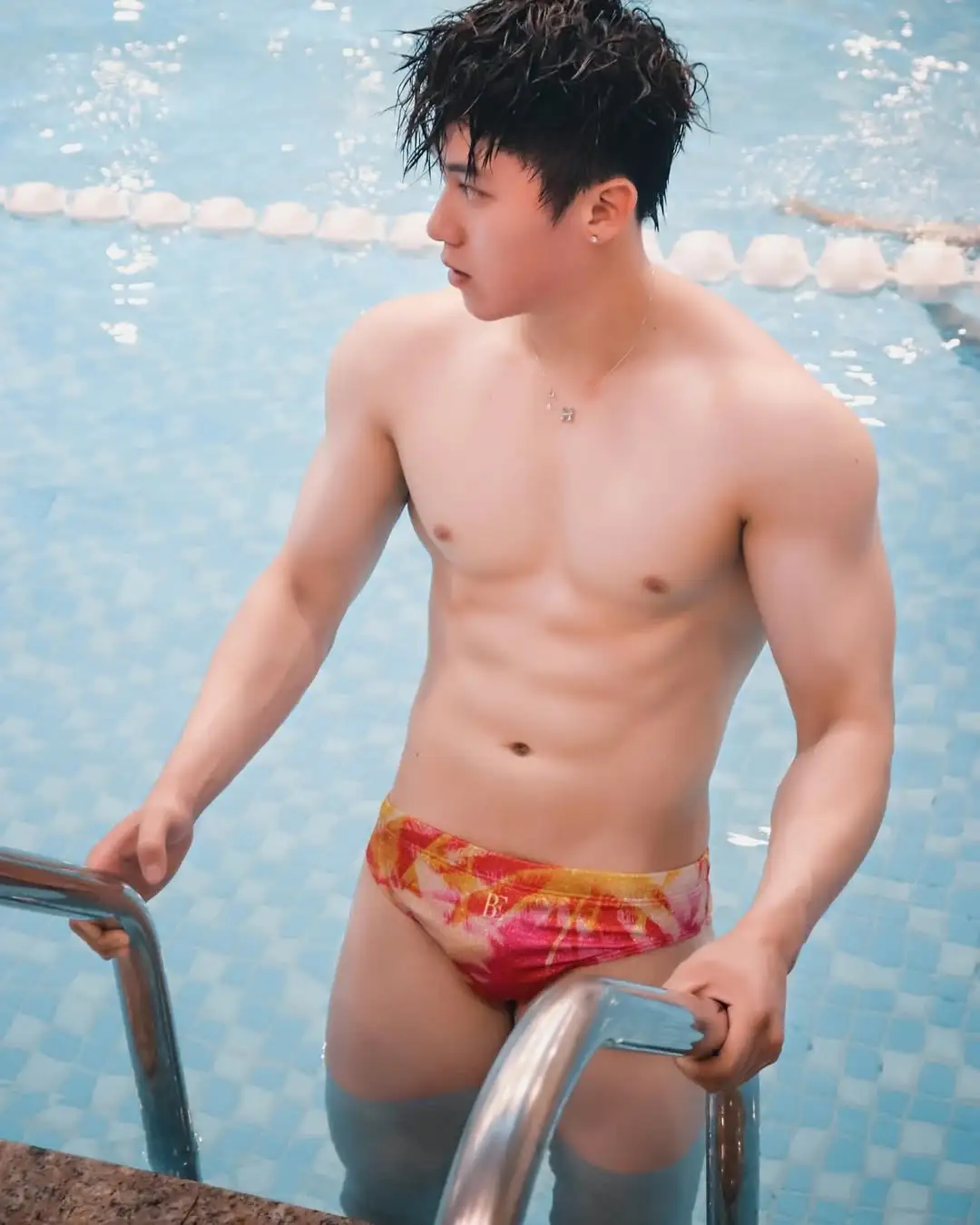 夏天来泳池边看，白皙腹肌帅哥 - 51虹马