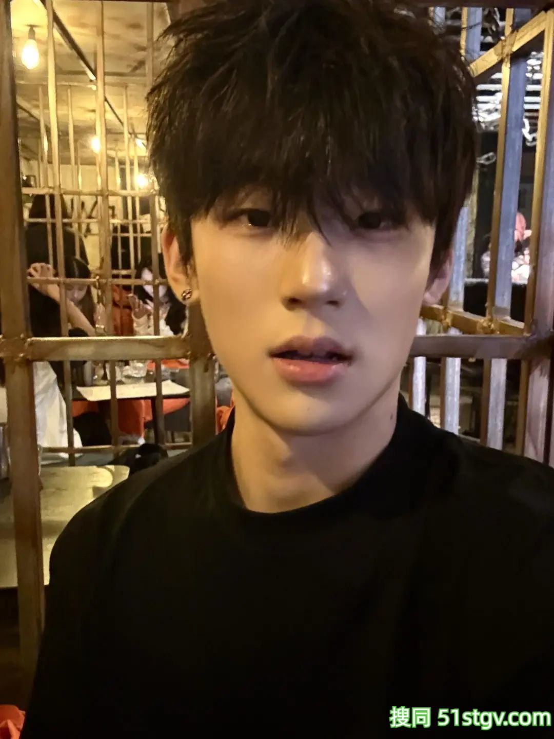 白净帅气的男大学生 - 51虹马