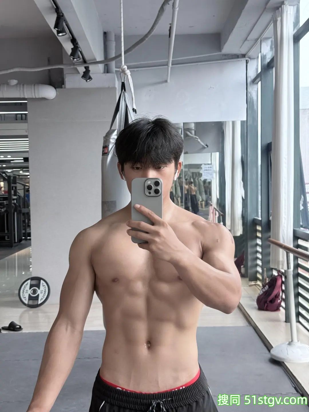 仰视的角度，看腹肌帅哥，不一样的感觉 - 51虹马