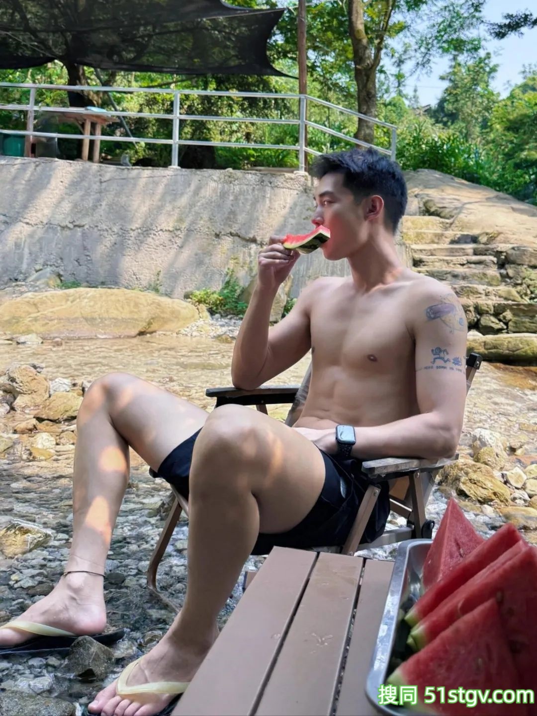 两个极品帅哥，户外玩水 - 51虹马