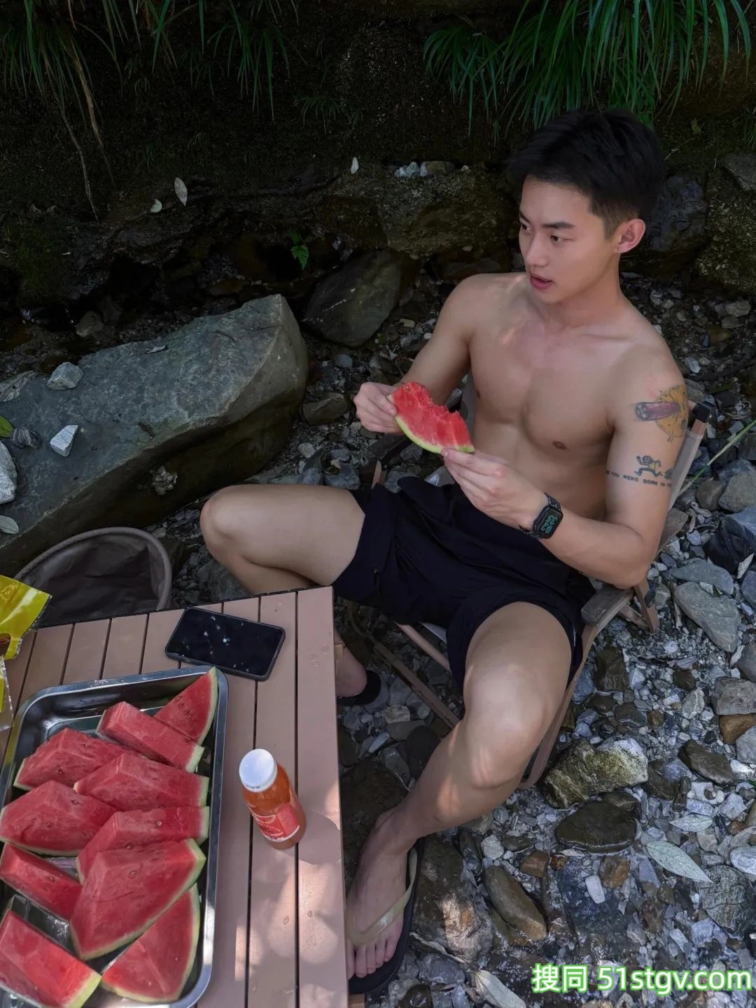 两个极品帅哥，户外玩水 - 51虹马