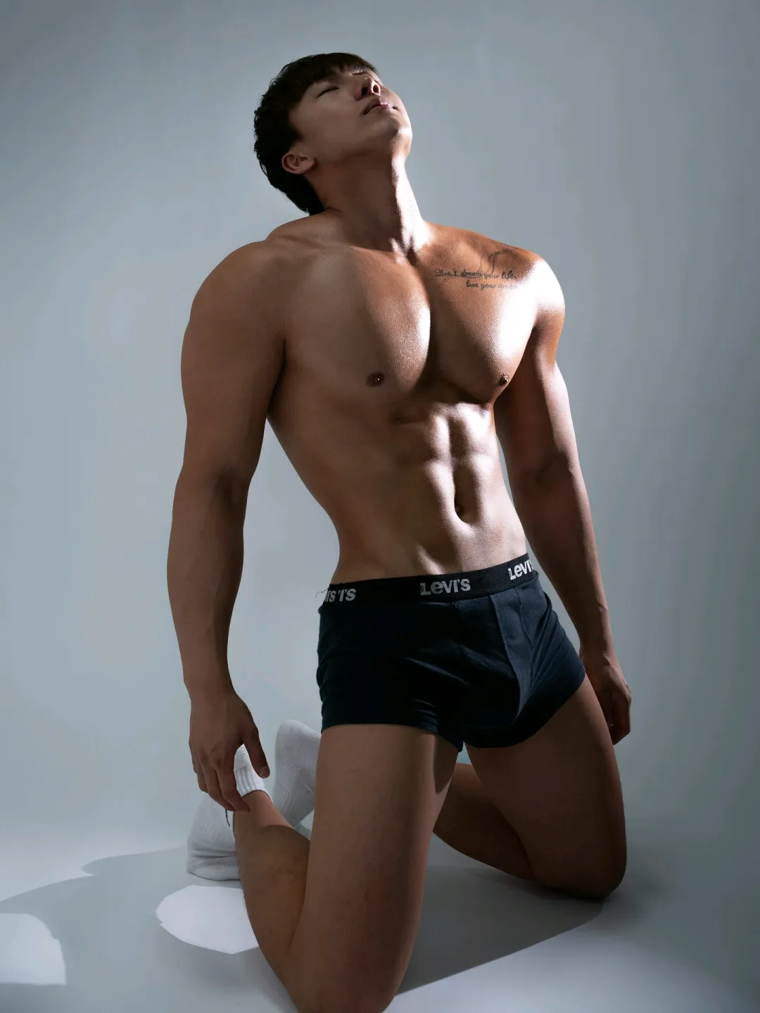 大胸肌帅哥，健身男模 - 51虹马