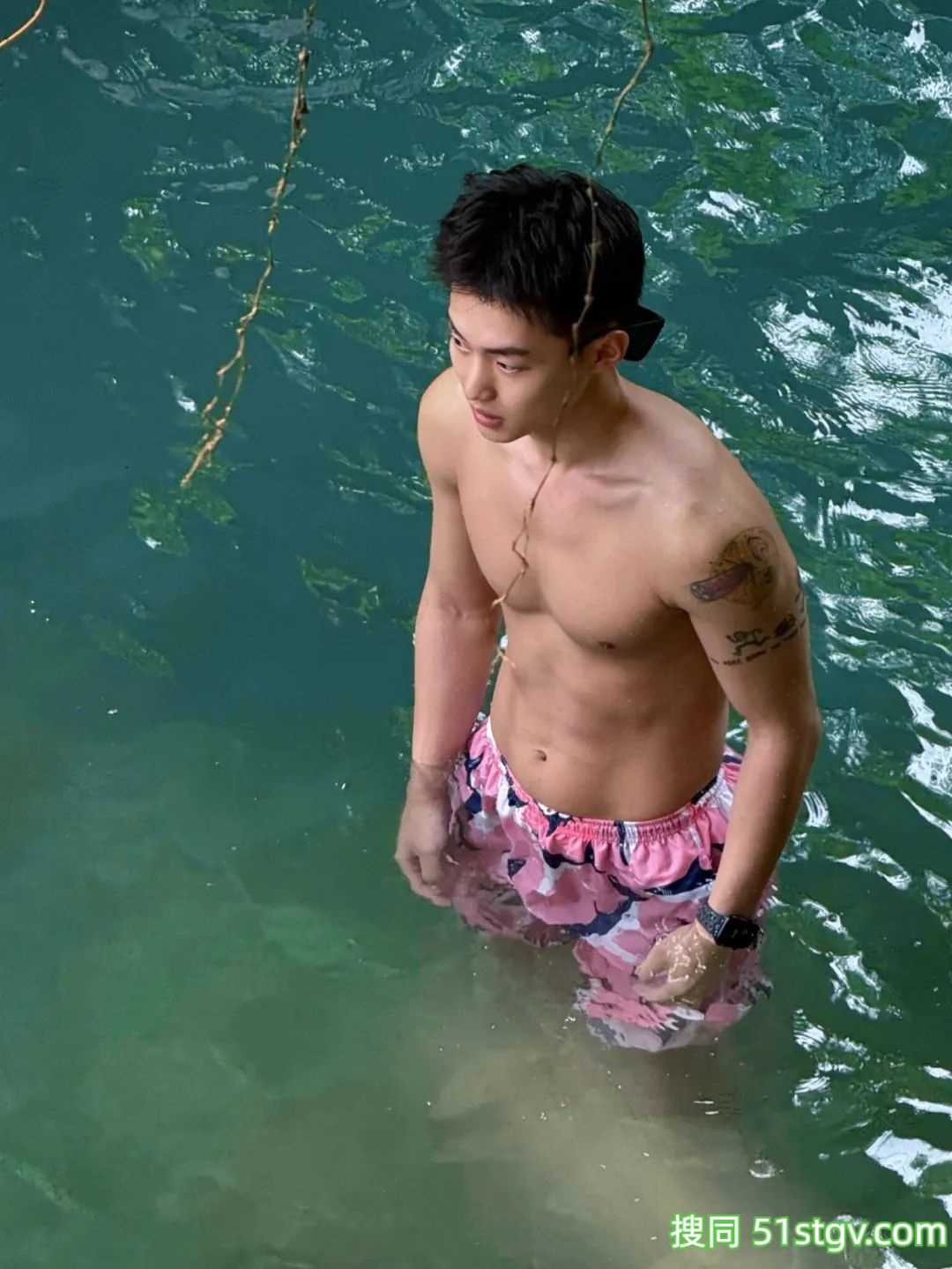 两个极品帅哥，户外玩水 - 51虹马