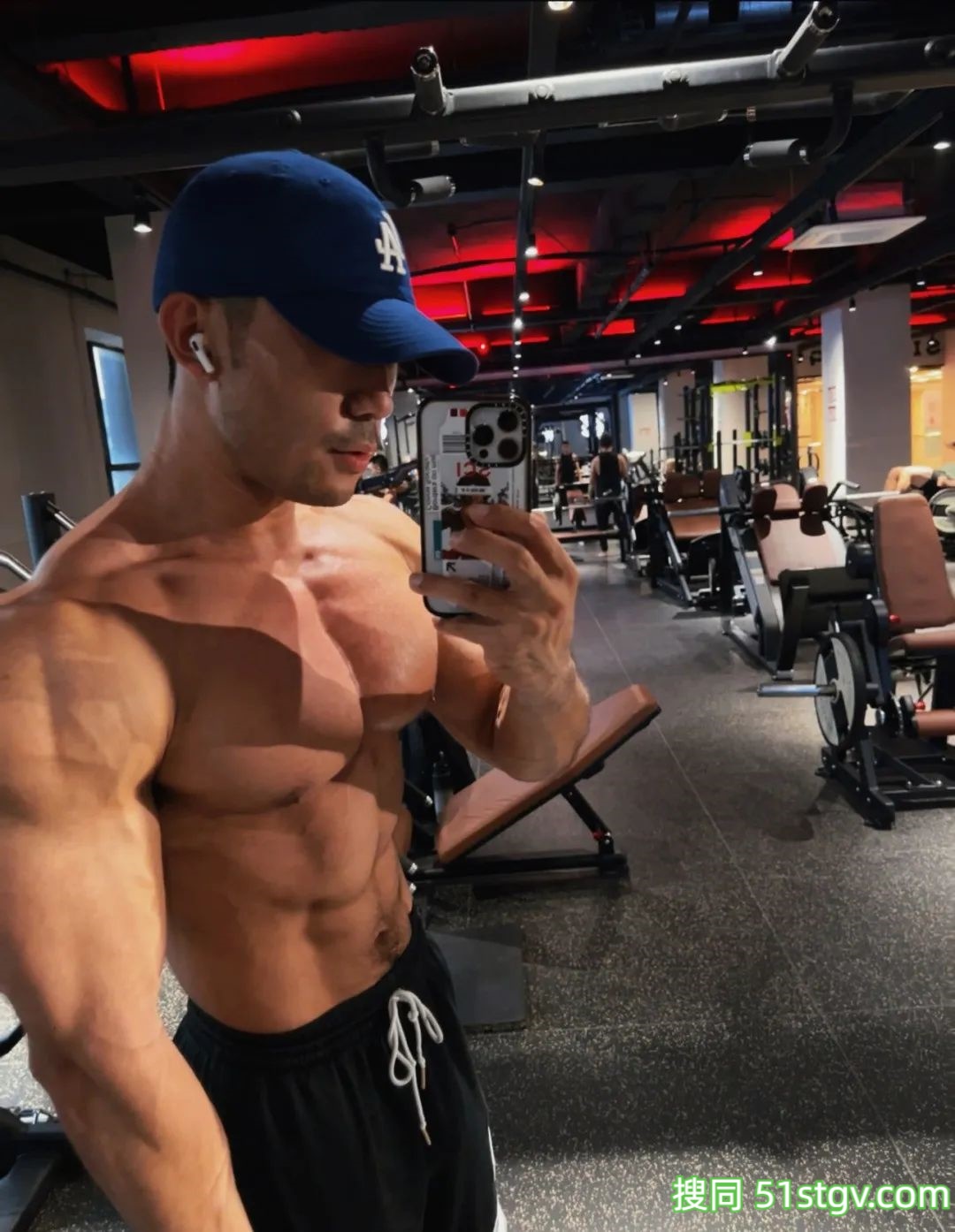 34岁四川运动模特，D杯胸肌搓衣板腹肌，宽肩厚背细腰背影照是谁又在舔屏 - 51虹马