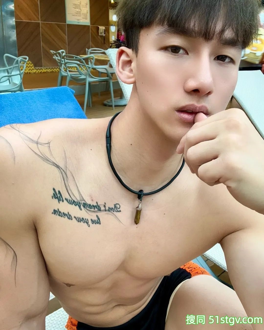 大胸肌帅哥，健身男模 - 51虹马