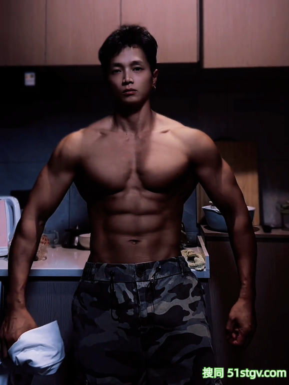 26岁浙江杭州健身网红，腹肌比胸肌“大”，第一视角腹肌躺，这身材太绝了，摄影师都不淡定 - 51虹马