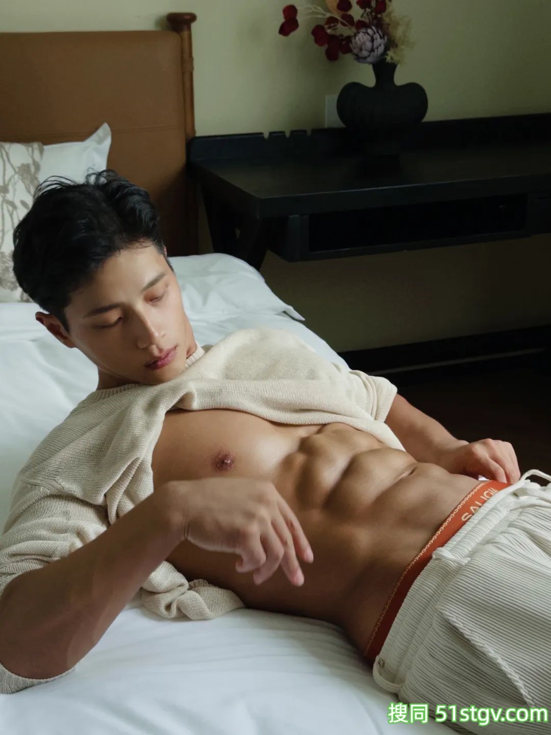 26岁浙江杭州健身网红，腹肌比胸肌“大”，第一视角腹肌躺，这身材太绝了，摄影师都不淡定 - 51虹马