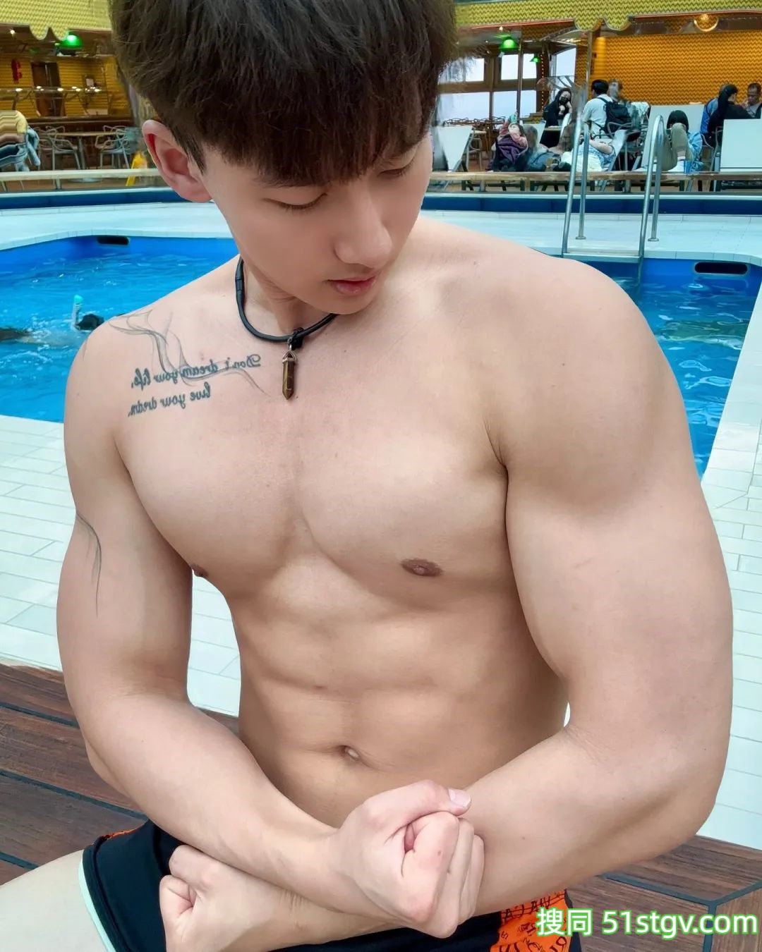 大胸肌帅哥，健身男模 - 51虹马