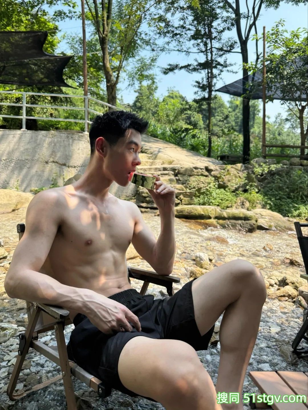 两个极品帅哥，户外玩水 - 51虹马