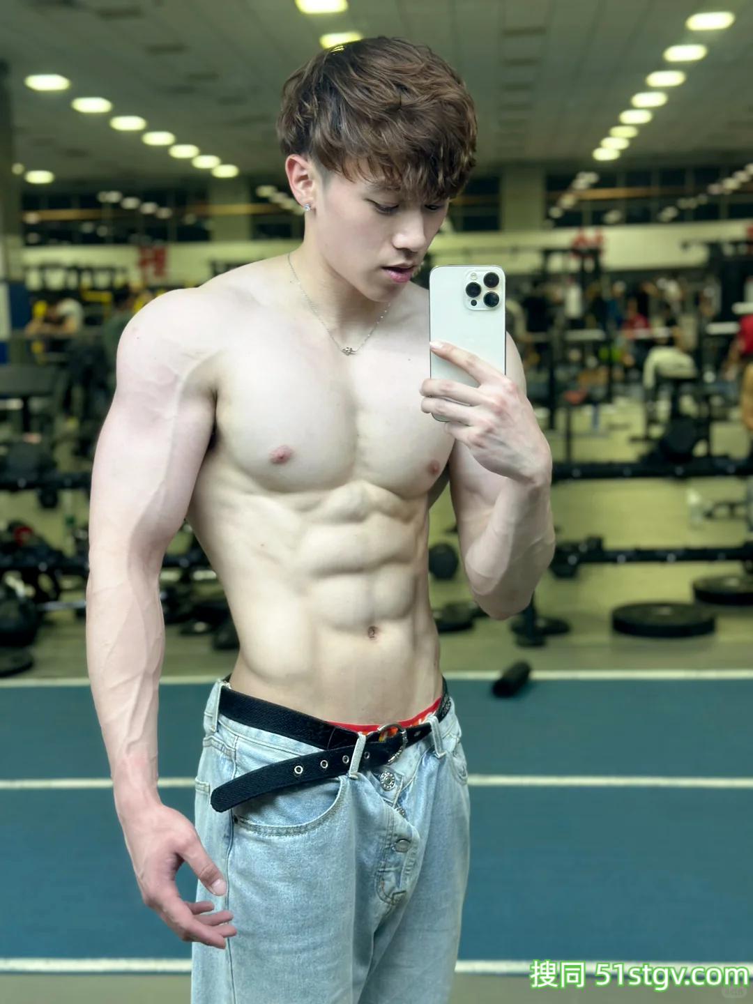 22岁北京体育生晒腱子肉，树根状血管麒麟臂，冷白皮公狗腰太哇塞-51虹马