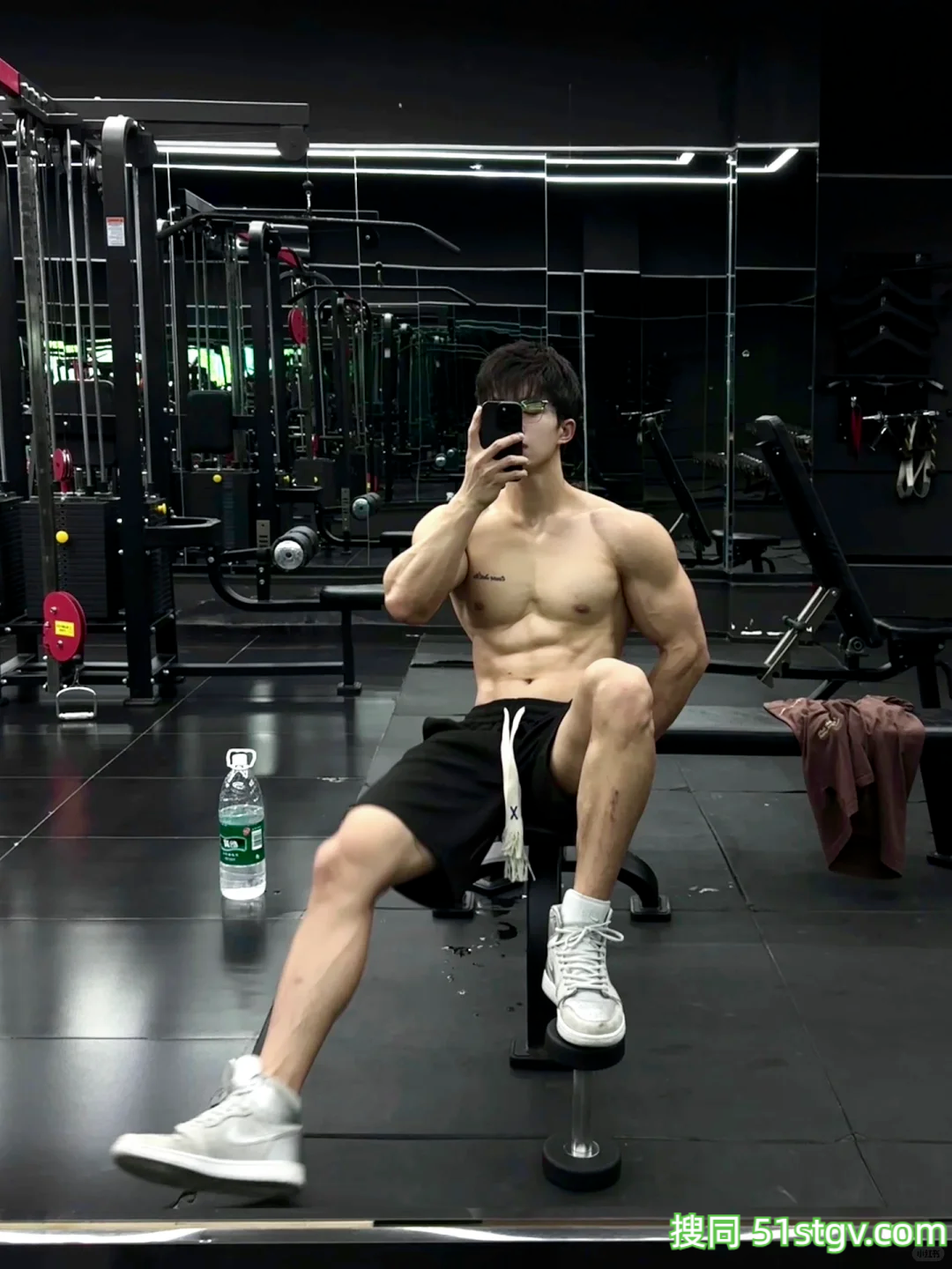 30岁四川网红，六块腹肌致命诱惑，谁能抵抗超高颜值NPC撩动 - 51虹马