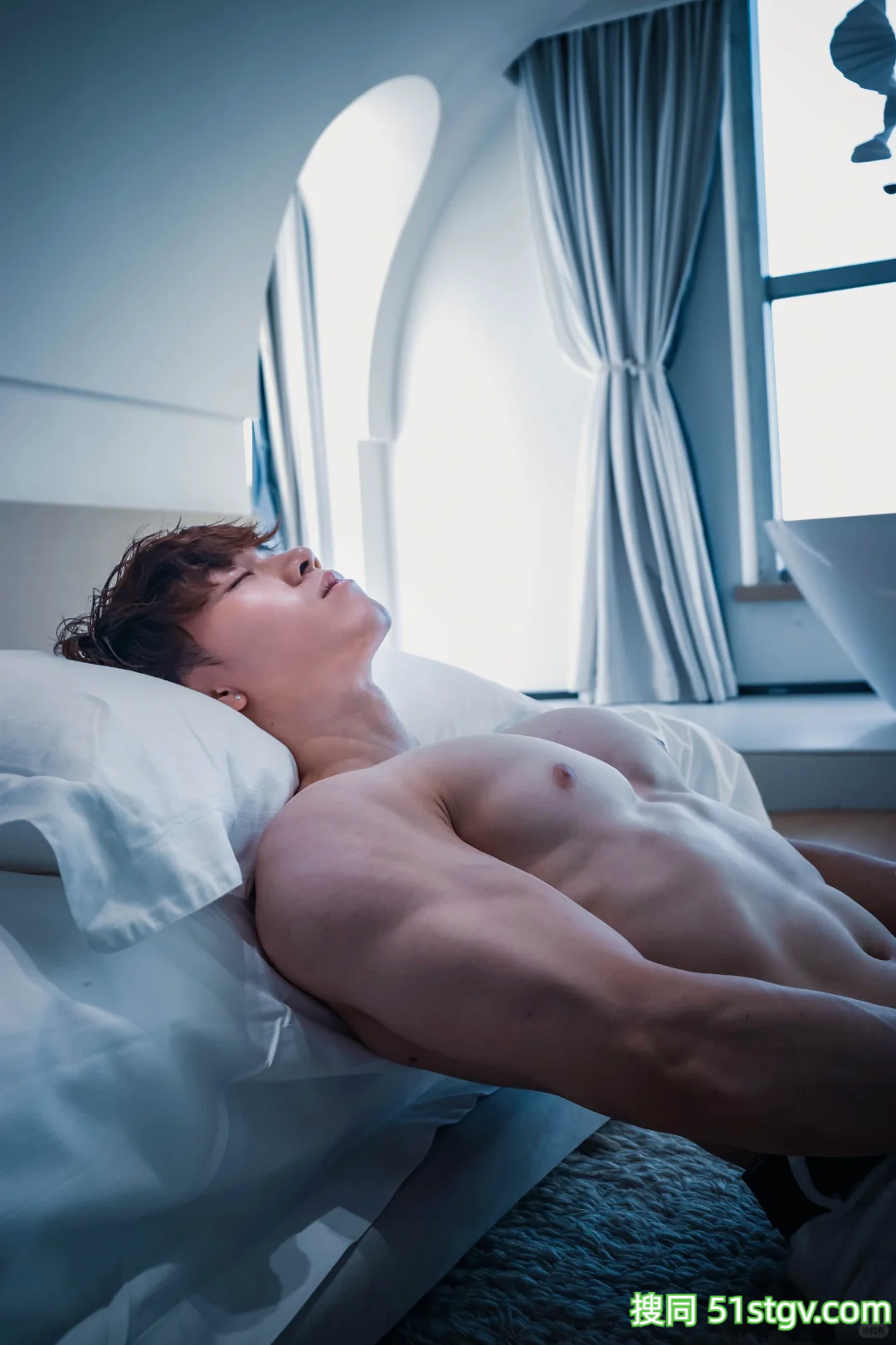 22岁北京体育生晒腱子肉，树根状血管麒麟臂，冷白皮公狗腰太哇塞 - 51虹马