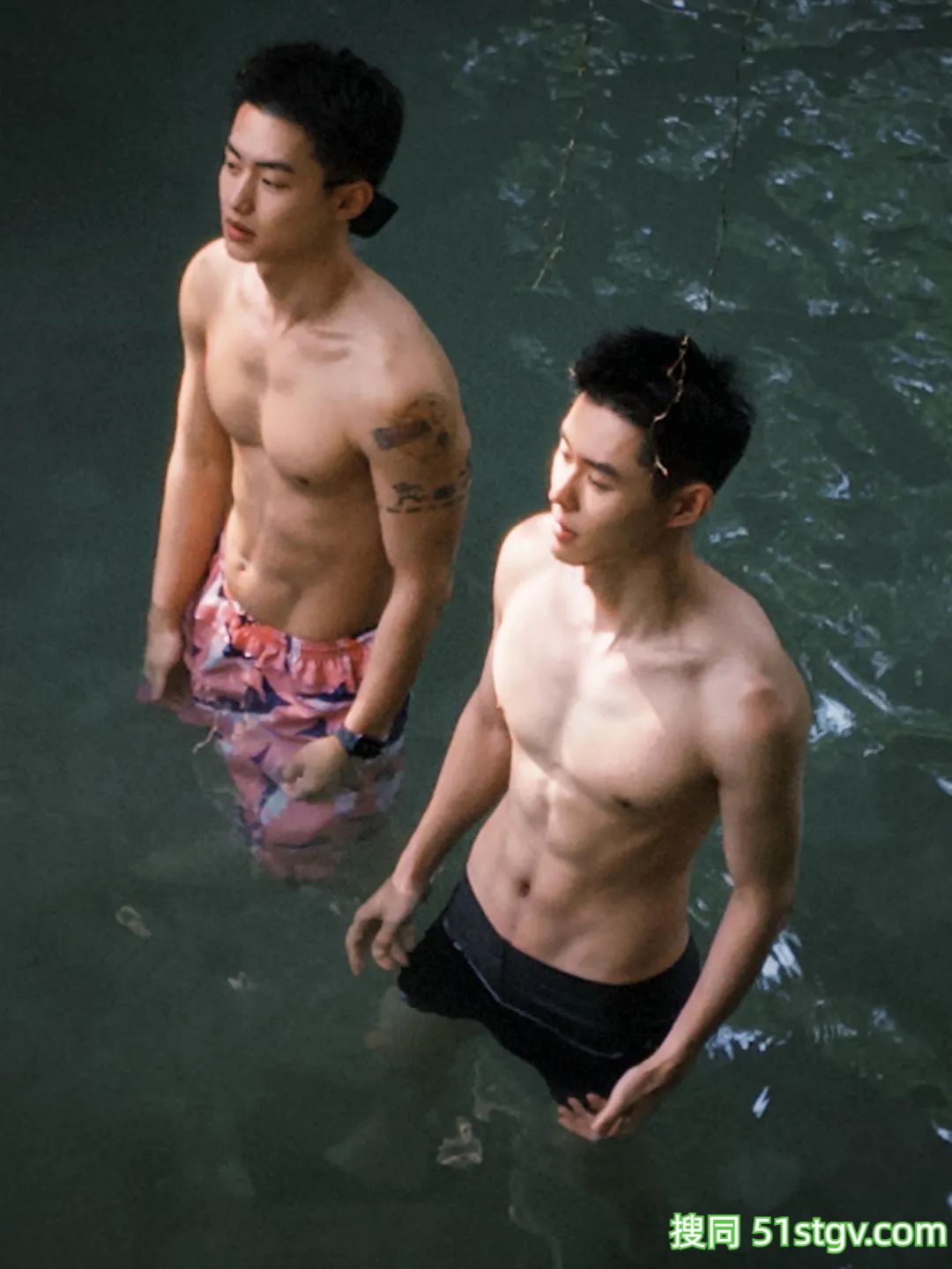 两个极品帅哥，户外玩水 - 51虹马