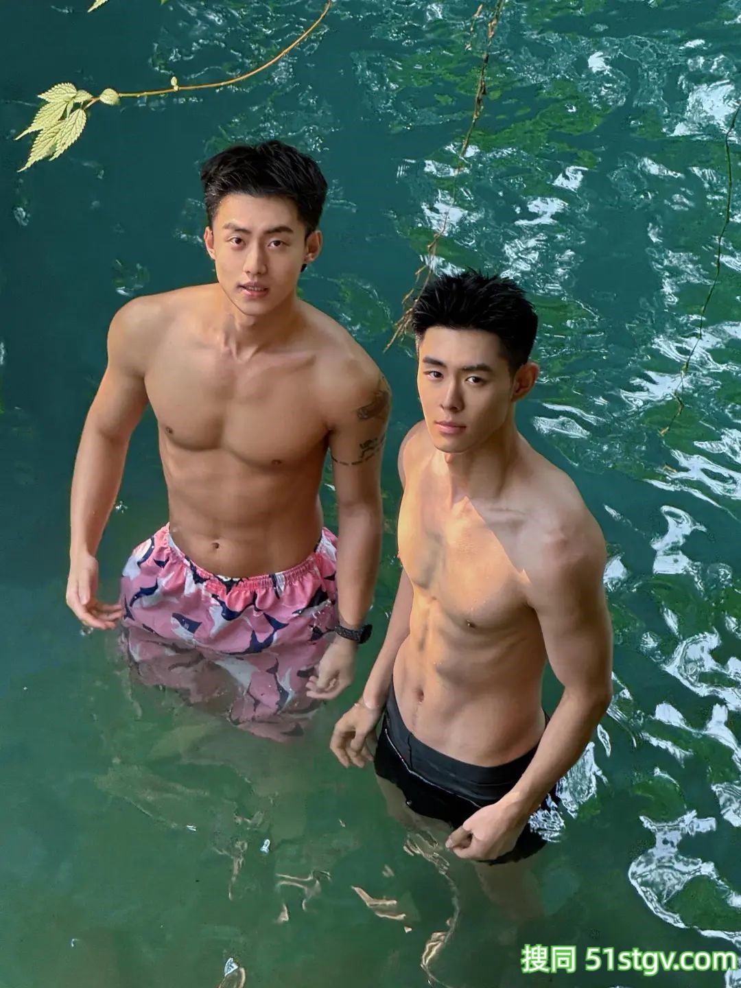 两个极品帅哥，户外玩水-51虹马