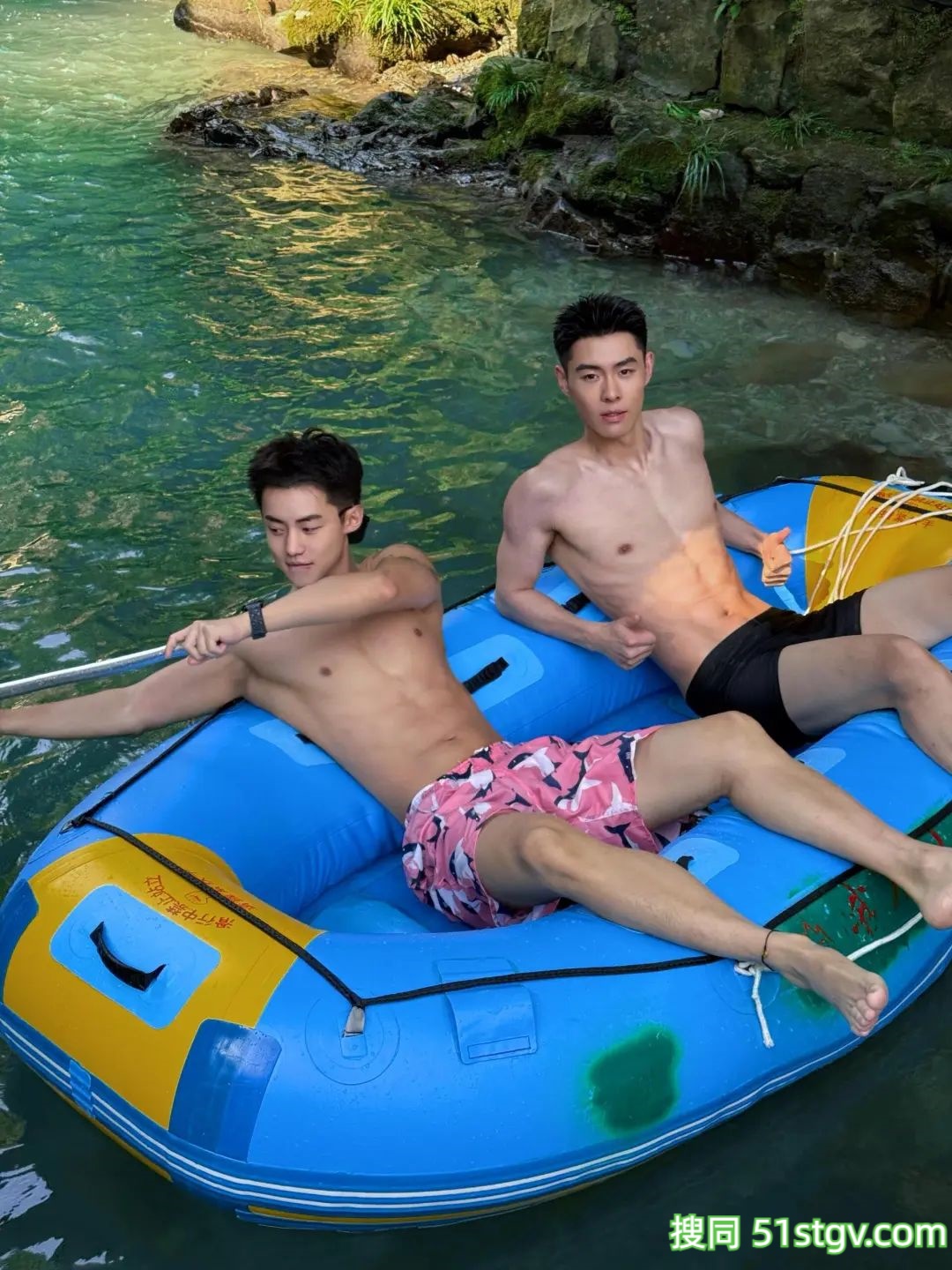 两个极品帅哥，户外玩水 - 51虹马