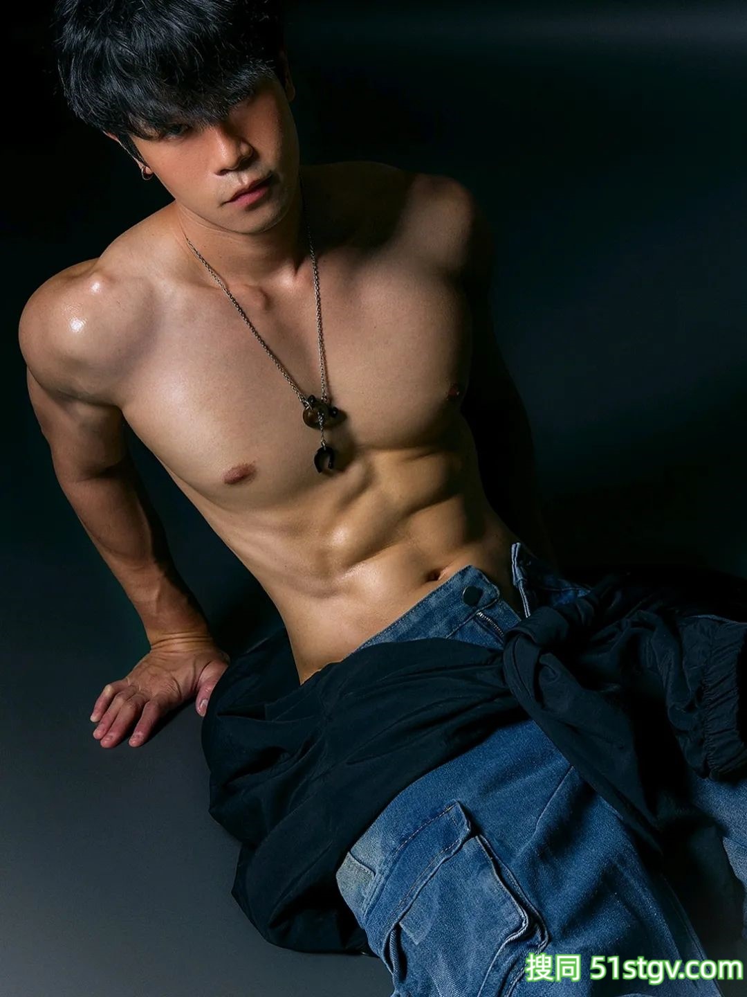 男模，好看的腹肌身材 - 51虹马