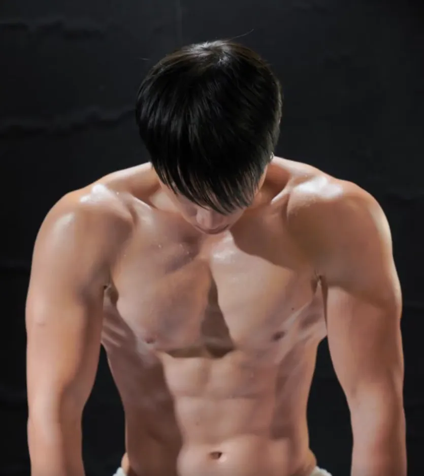 26岁浙江杭州健身网红，腹肌比胸肌“大”，第一视角腹肌躺，这身材太绝了，摄影师都不淡定 - 51虹马