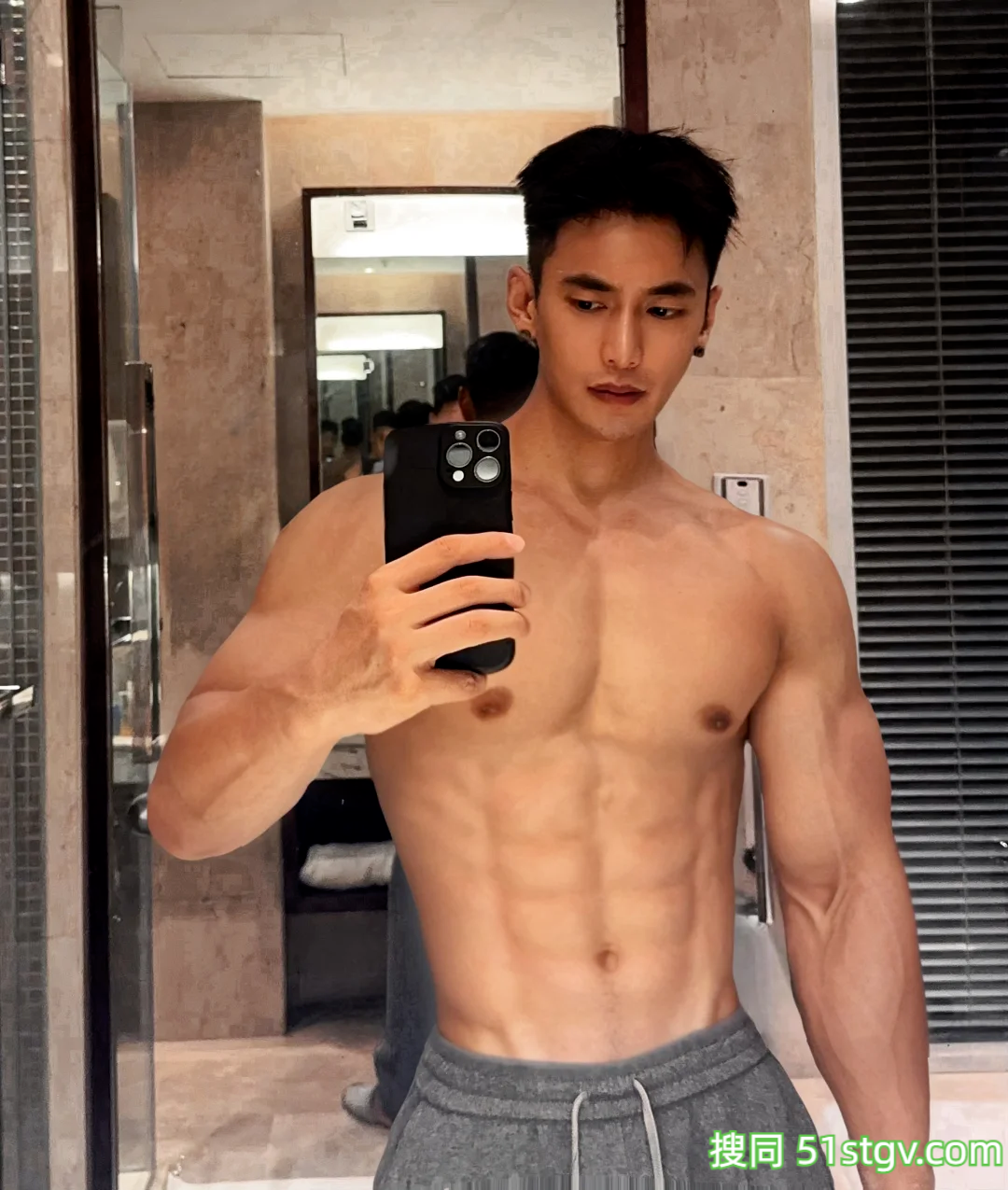 27岁杭州黑皮体育生，流水臂八块腹肌，这184的身高扮演飞仙女，男女观众看了不淡定-51虹马