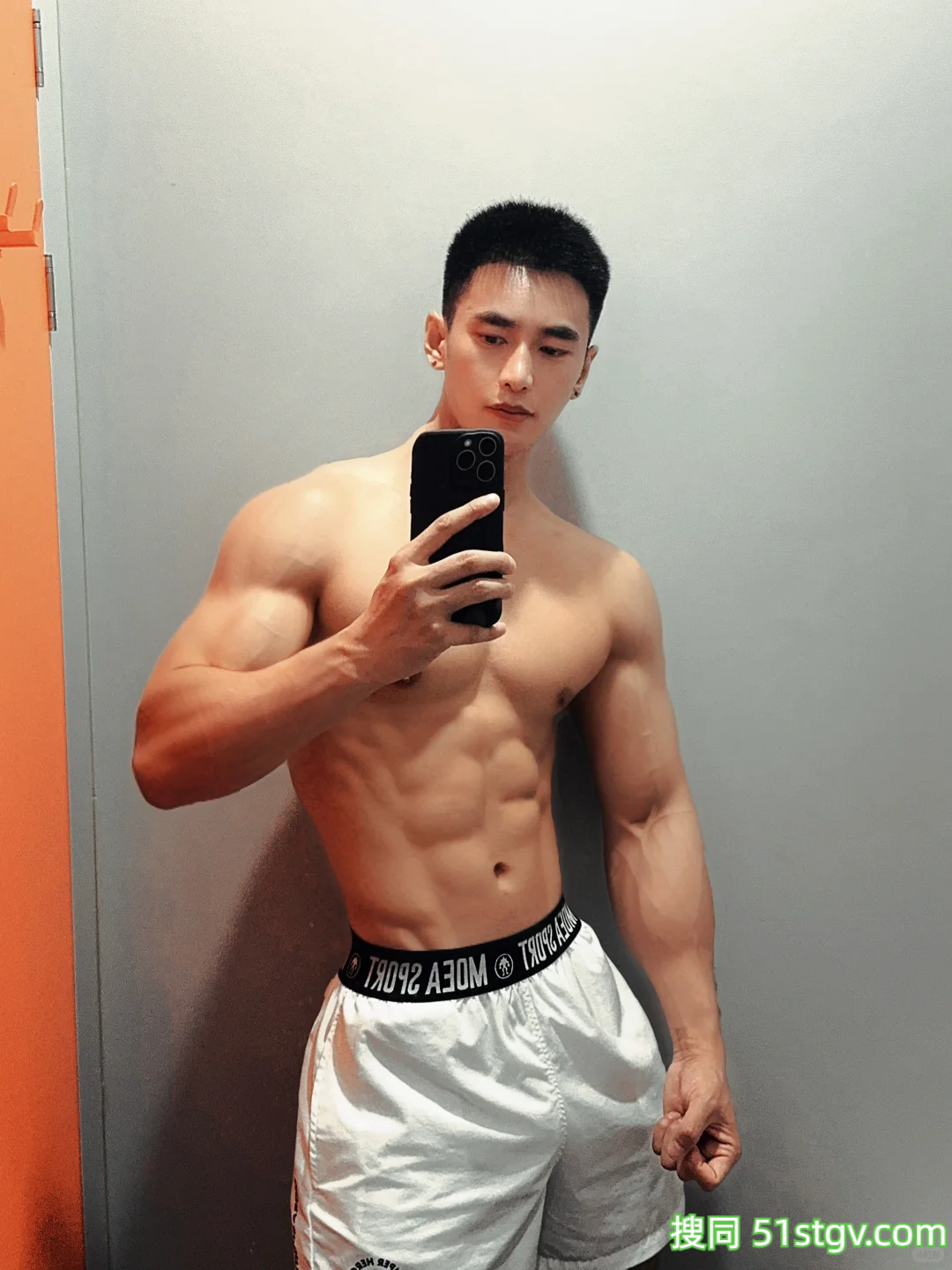 27岁杭州黑皮体育生，流水臂八块腹肌，这184的身高扮演飞仙女，男女观众看了不淡定 - 51虹马