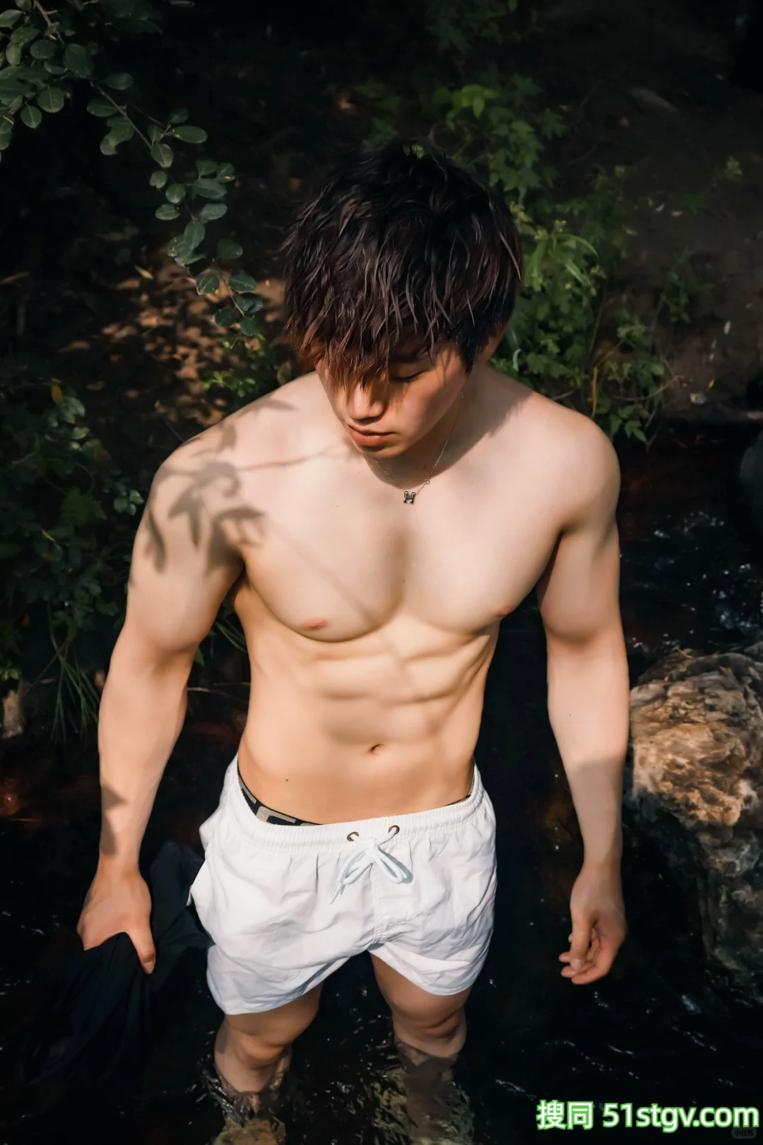 22岁北京体育生晒腱子肉，树根状血管麒麟臂，冷白皮公狗腰太哇塞 - 51虹马