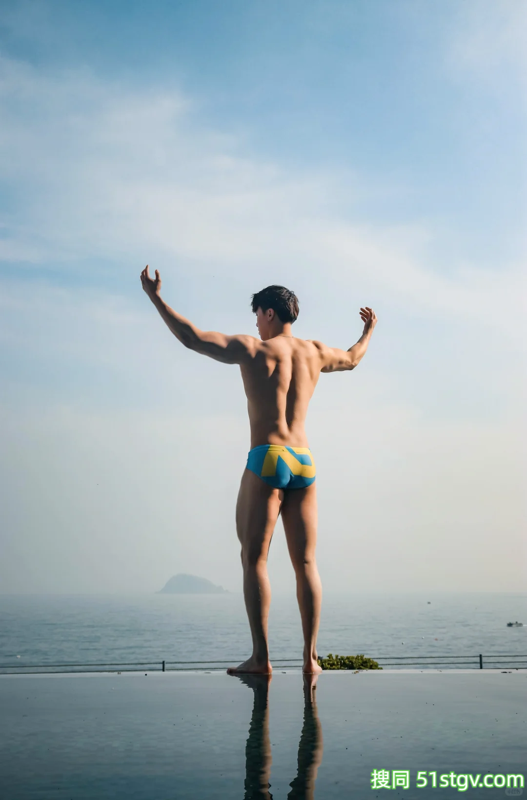 22岁北京体育生晒腱子肉，树根状血管麒麟臂，冷白皮公狗腰太哇塞 - 51虹马