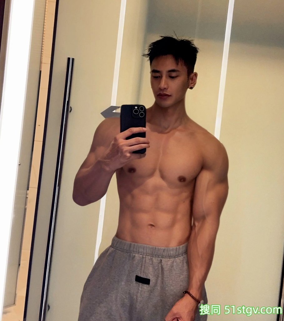 27岁杭州黑皮体育生，流水臂八块腹肌，这184的身高扮演飞仙女，男女观众看了不淡定 - 51虹马