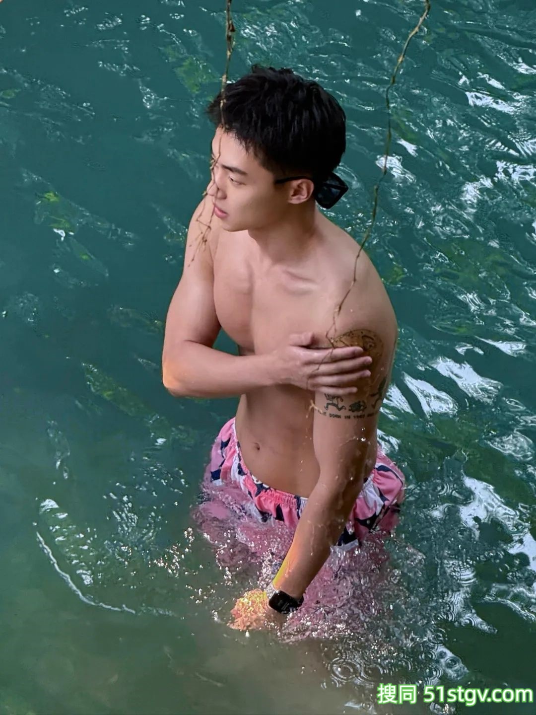 两个极品帅哥，户外玩水 - 51虹马