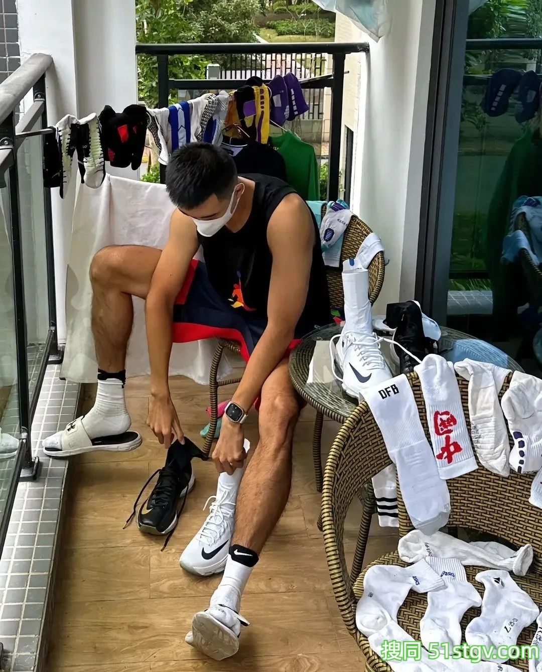 炸裂！6w粉丝体育生博主混进省队，偷男队员内裤袜子！网友：求求别丢人了行吗？ - 51虹马