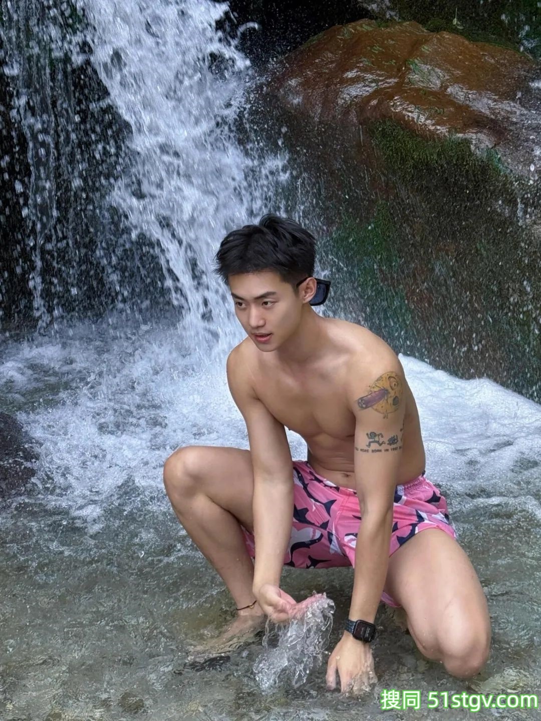 两个极品帅哥，户外玩水 - 51虹马