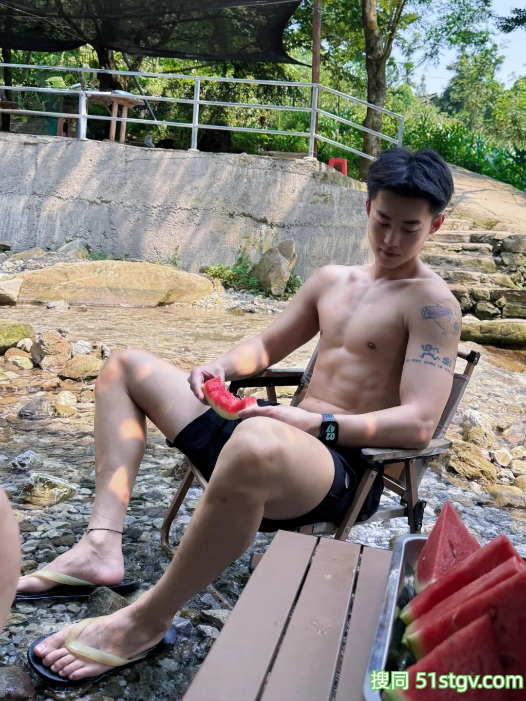 两个极品帅哥，户外玩水 - 51虹马