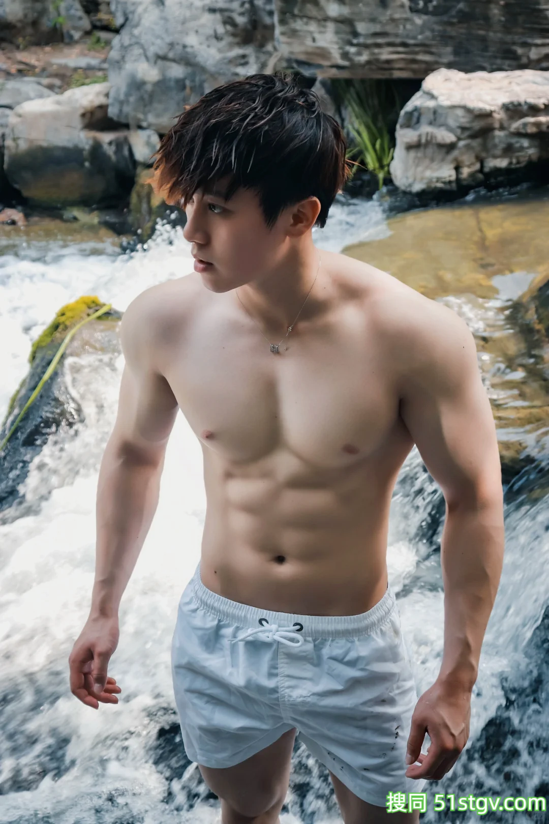 22岁北京体育生晒腱子肉，树根状血管麒麟臂，冷白皮公狗腰太哇塞 - 51虹马