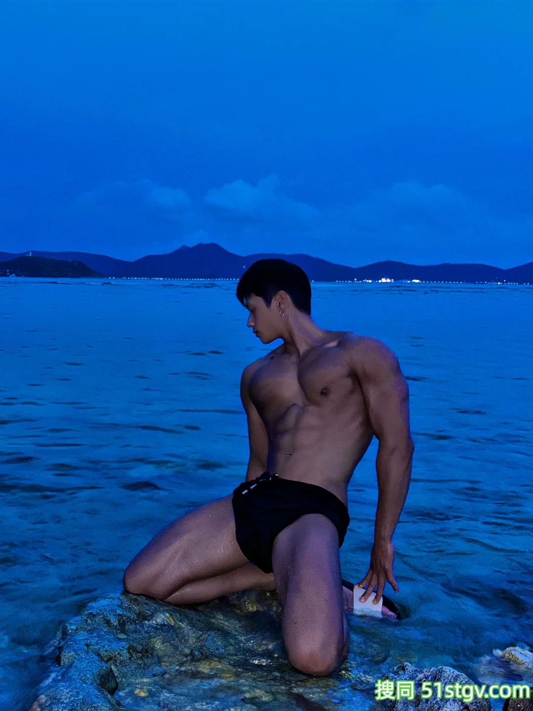 26岁浙江杭州健身网红,腹肌比胸肌“大”,第一视角腹肌躺,这身材太绝了,摄影师都不淡定-51虹马