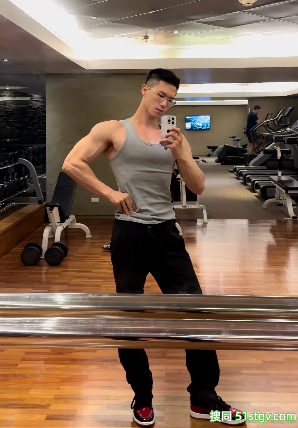 27岁体育博士，结实手臂，硬朗肌肉线条，浴巾裹腰照走红网络，泳池边的天花板 - 51虹马