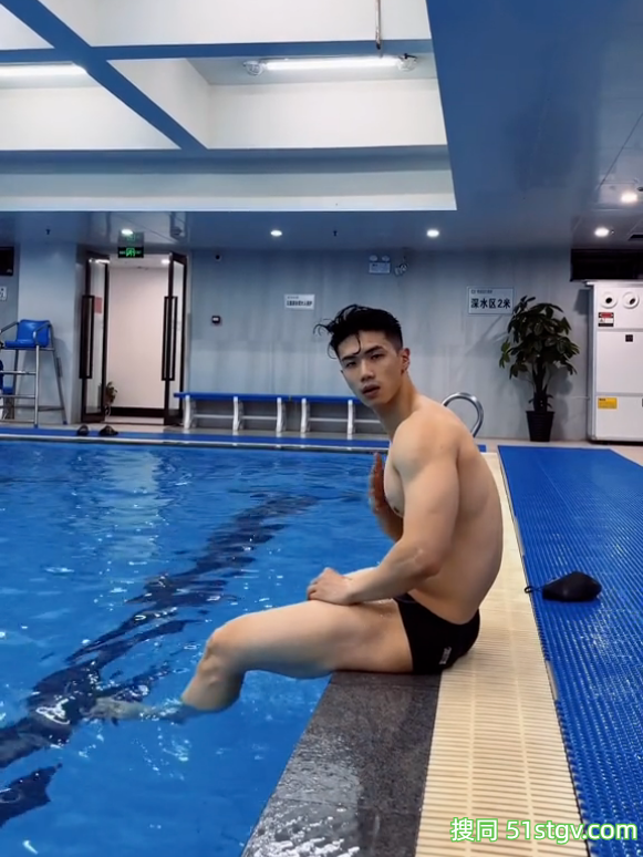 27岁体育博士，结实手臂，硬朗肌肉线条，浴巾裹腰照走红网络，泳池边的天花板 - 51虹马