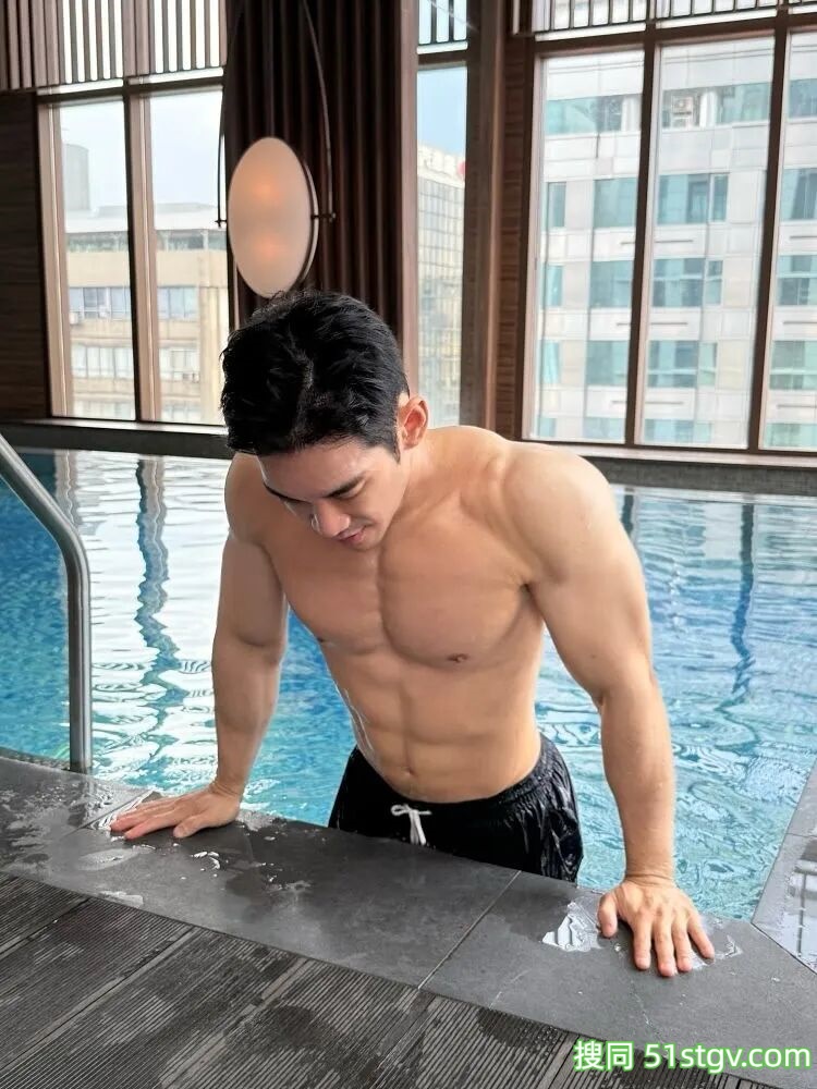 台湾大胸内衣模特，对称搓衣板腹肌，花瓣三角肌，胸肌中缝又窄又深，泵感爆炸 - 51虹马