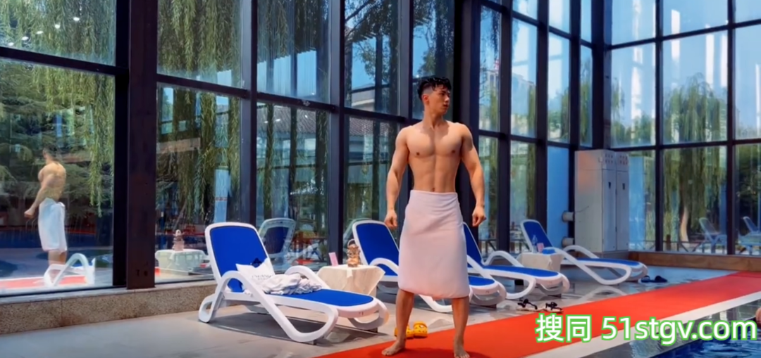 27岁体育博士，结实手臂，硬朗肌肉线条，浴巾裹腰照走红网络，泳池边的天花板 - 51虹马