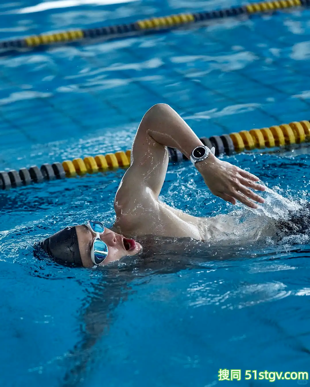 中国台湾最帅牙医，超大方形胸硬激六块肌，肌肉写真只剩裤裤令人脸红 - 51虹马