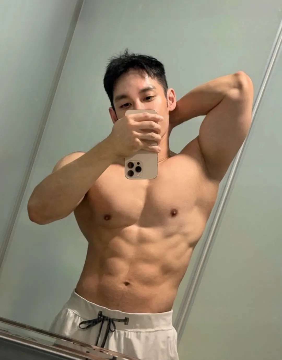 台湾大胸内衣模特，对称搓衣板腹肌，花瓣三角肌，胸肌中缝又窄又深，泵感爆炸 - 51虹马