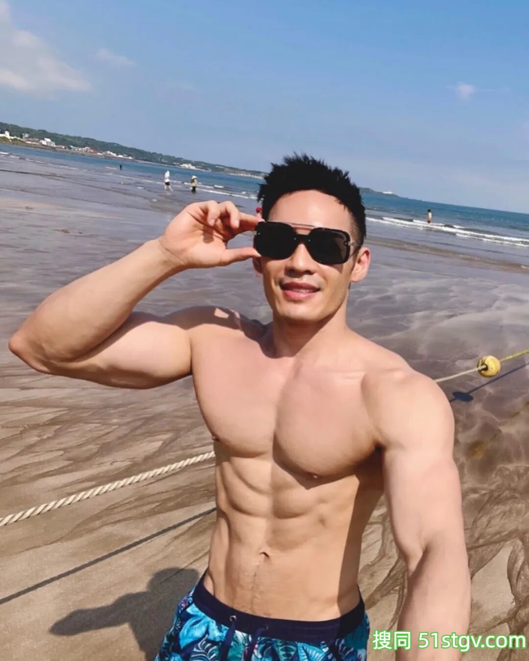 台湾大胸内衣模特，对称搓衣板腹肌，花瓣三角肌，胸肌中缝又窄又深，泵感爆炸 - 51虹马