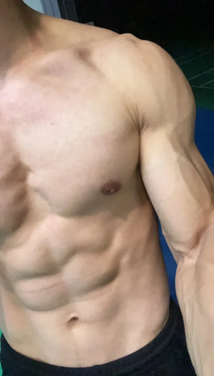 28岁深圳体育老师，搓衣板腹肌，大妈都争着想上游泳课 - 51虹马